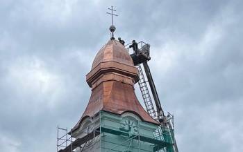 Na veu kostola v Krsne osadili nov helmicu